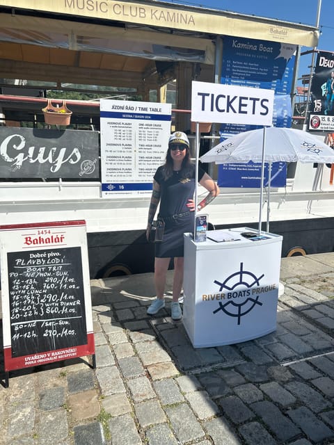 1 hour boat cruise with fragrant coffee and homemade strudel - What this one-hour Prague cruise is really like