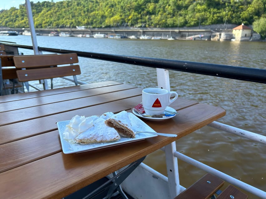 1 hour boat cruise with fragrant coffee and homemade strudel - Passing beneath Charles Bridge
