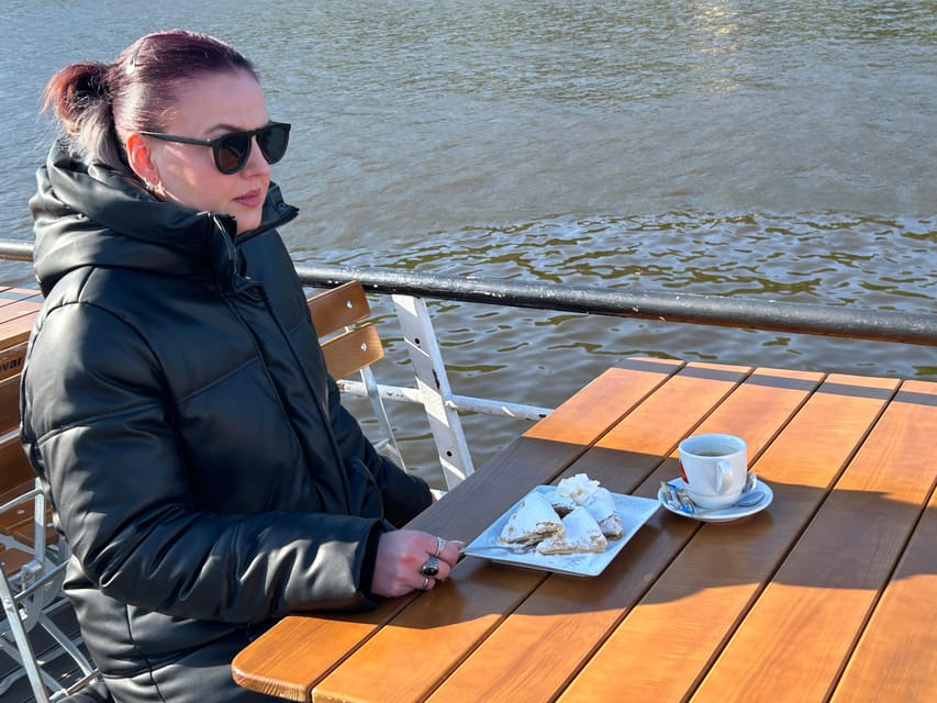 1 hour boat cruise with fragrant coffee and homemade strudel - Prague Castle from the river