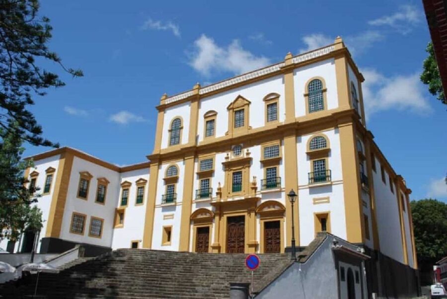 Angra do Heroísmo: Walking Tour with Local Pastry and Coffee - Igreja da Misericórdia and the city hall