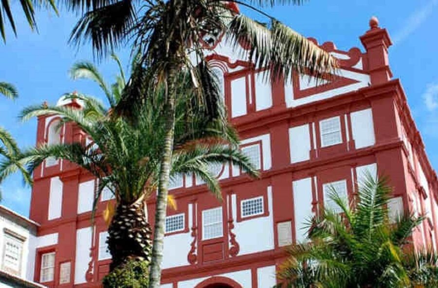 Angra do Heroísmo: Walking Tour with Local Pastry and Coffee - Coffee, water, and a Dona Amélia