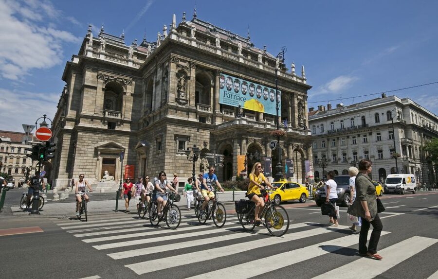 Budapest: City Bike Tour with Coffee Stop - Key points at a glance