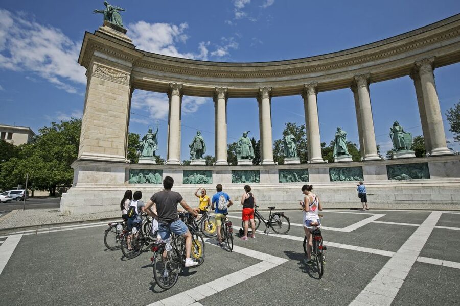 Budapest: City Bike Tour with Coffee Stop - Why a bike is a good way to meet Budapest