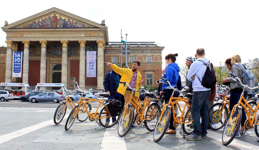 Budapest: City Bike Tour with Coffee Stop - Crossing Margit Bridge into Buda