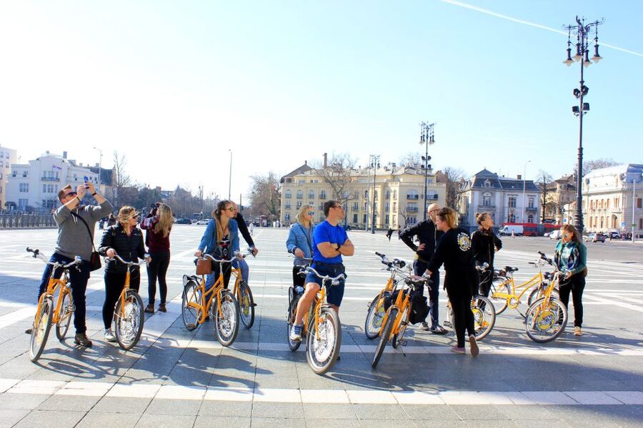 Budapest ❤️Winter Bike Tour with Coffee Stop❤️ - Group size, guides, and the feel of the ride