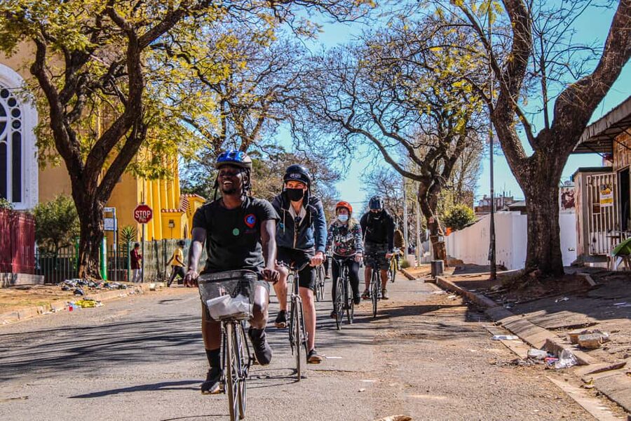 Cape Town: bicycle or E-scooter History Tour with Coffee - St George’s Mall and the Berlin Wall section