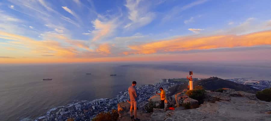 Cape Town: Lion's Head Sunrise with coffee or Sunset Hike - What the guides add to the experience