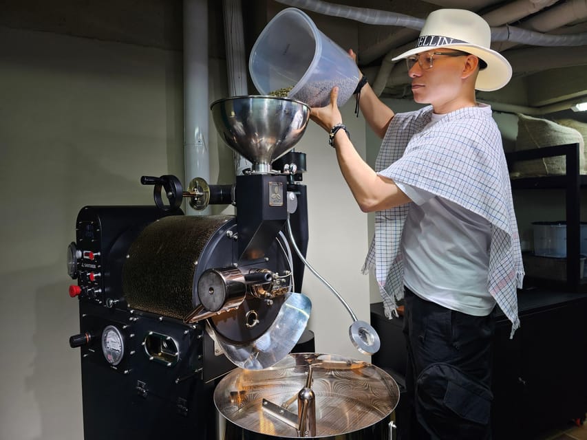 Coffee Experience with roasting show in Comuna 13 - The roasting show is the centerpiece