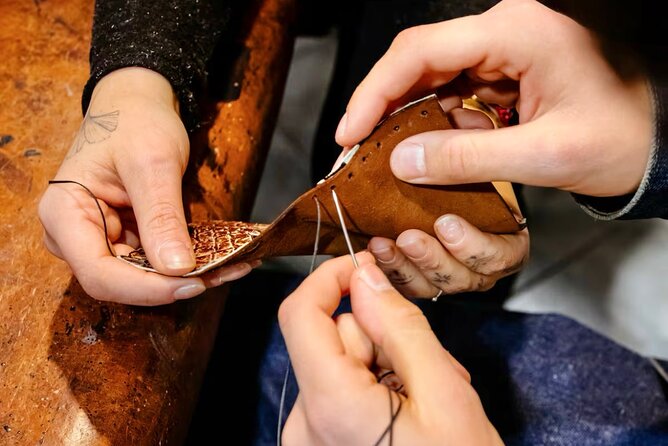 Create your own leather wallet in Florence + coffee - Sandra’s step-by-step instruction
