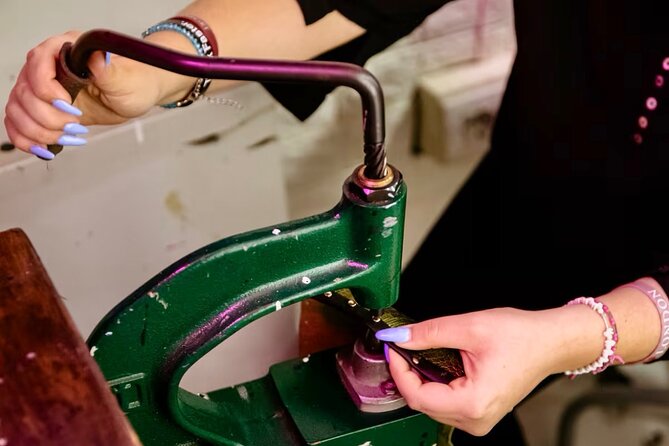 Create your own leather wallet in Florence + coffee - Choosing leather, color, and useful details