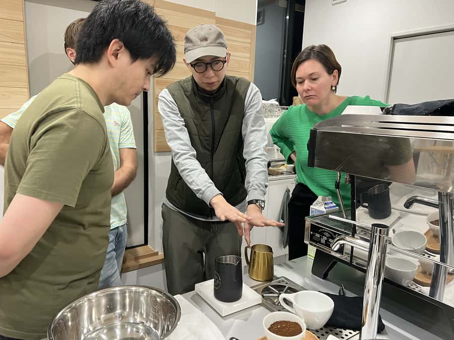 Discover Coffee Experience Latte Art Workshop at Tokyo - A small Tokyo coffee class with real time at the machine