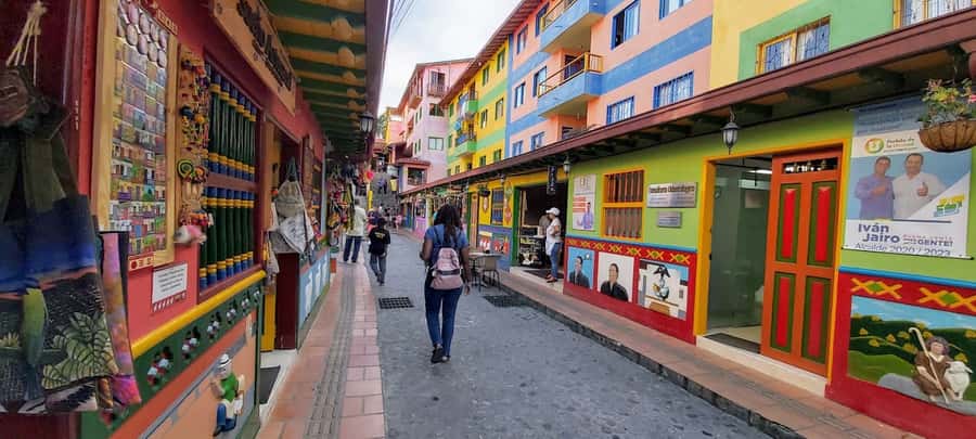 From Medellin: Private Guatape Car Tour with Coffee Tour - Climbing the 700 steps of El Peñol