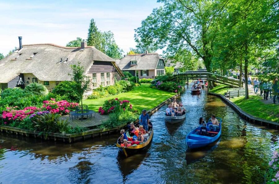Giethoorn : 1 Hour Canal Cruise in Village With Coffee/Tea - Key points to know before booking