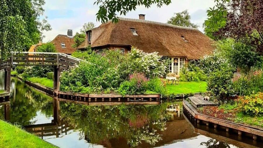 Giethoorn : 1 Hour Canal Cruise in Village With Coffee/Tea - A quiet electric ride through Giethoorn