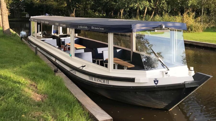 Giethoorn : 1 Hour Canal Cruise in Village With Coffee/Tea - What the $11 price delivers