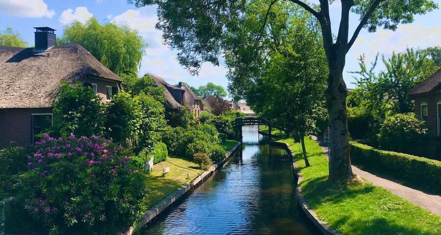 Giethoorn : 1 Hour Canal Cruise in Village With Coffee/Tea - Is the one-hour cruise worth booking?