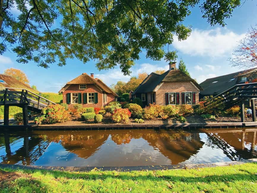 Giethoorn : 1 Hour Canal Cruise in Village With Coffee/Tea - The first stretch: Giethoorn’s canals and thatched homes