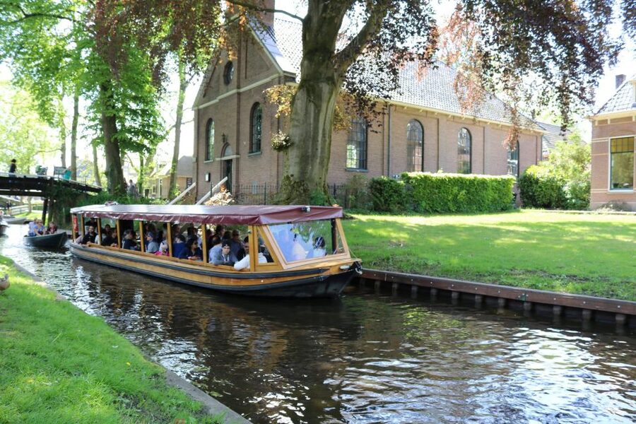 Giethoorn: Village & National Park Canal Cruise with Coffee - The first canals show Giethoorn at its prettiest
