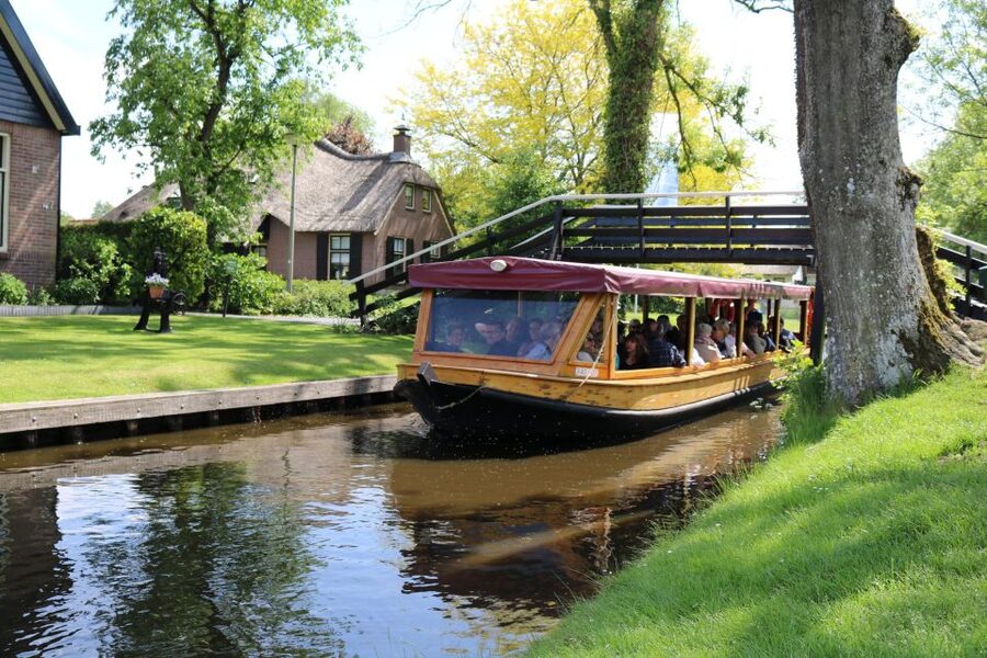 Giethoorn: Village & National Park Canal Cruise with Coffee - The lake offers a wider view