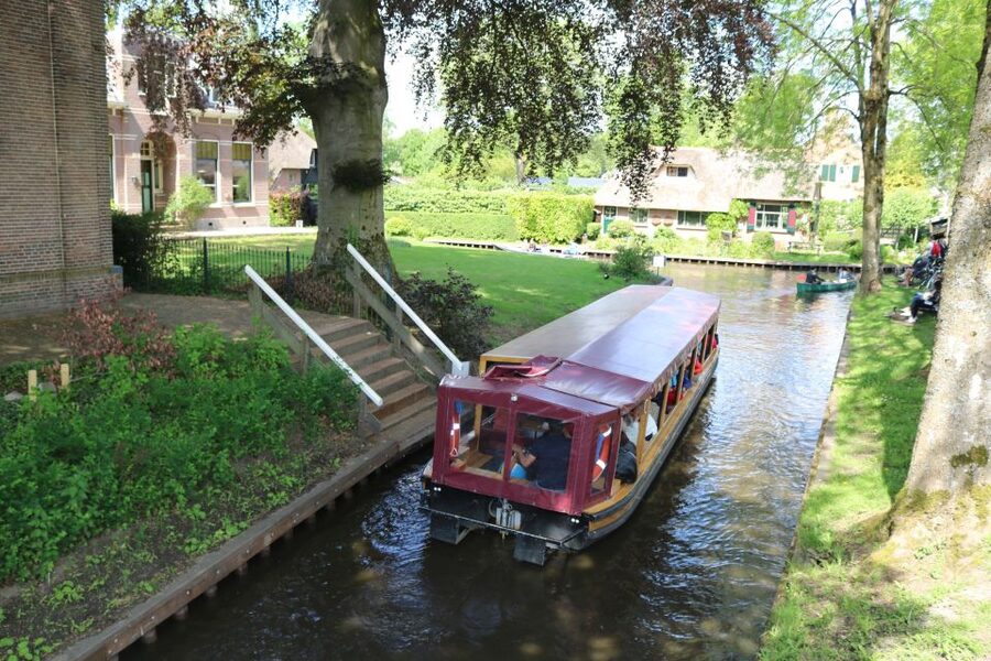 Giethoorn: Village & National Park Canal Cruise with Coffee - Should you book the Giethoorn canal cruise?