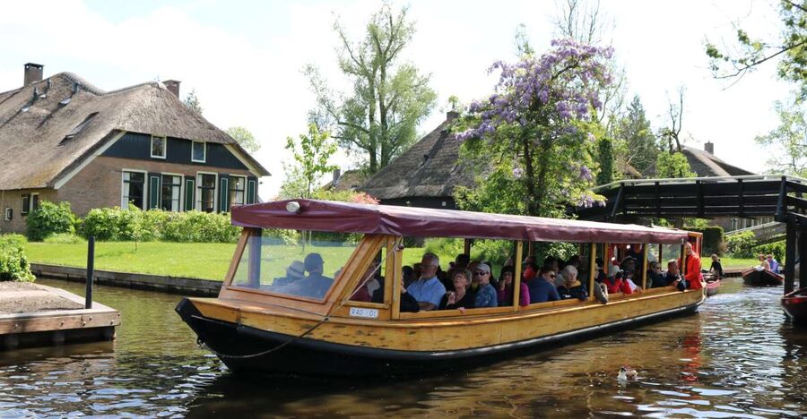 Giethoorn: Village & National Park Canal Cruise with Coffee - A guide makes the narrow canals easier