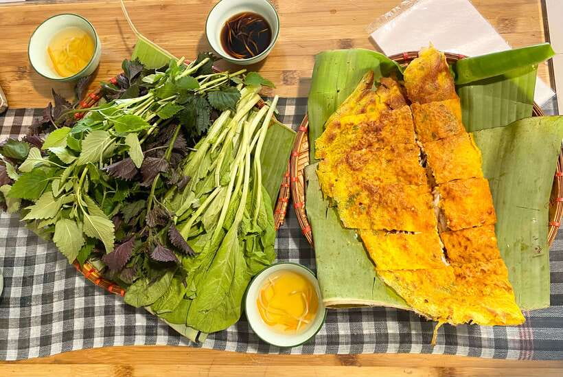 Hanoi: Vietnamese Street Food Tour with Egg Coffee - The first dishes: small plates with a local rhythm