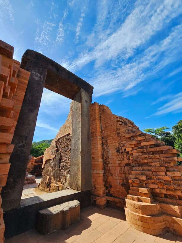 Hoi An: My Son Early Morning Tour w Banhmi and Coffee - What the guide adds to the ruins