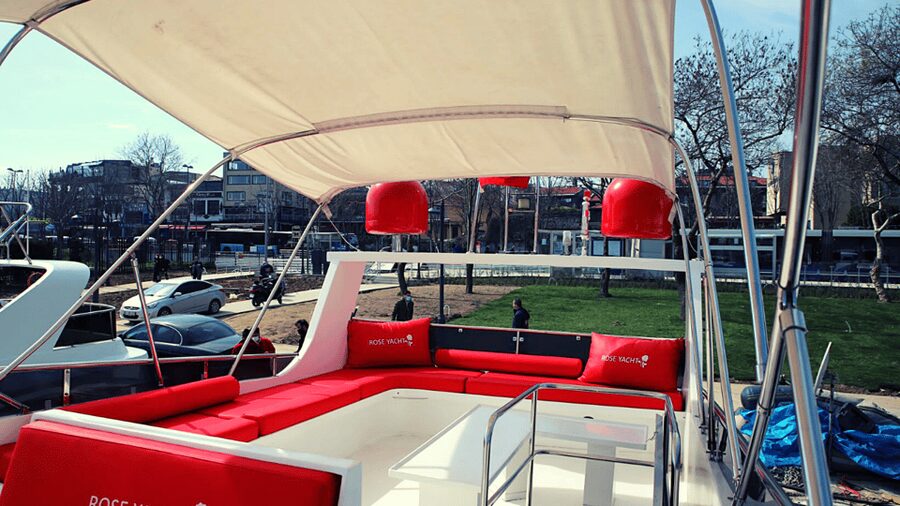 İstanbul: Bosphorus Private Yacht Cruise with Tea and Coffee - Dolmabahçe Palace and Çırağan Palace from the water