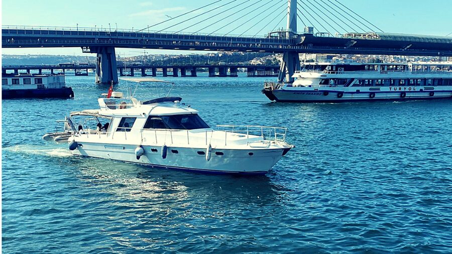İstanbul: Bosphorus Private Yacht Cruise with Tea and Coffee - Ortaköy Mosque and the Bosphorus Bridge