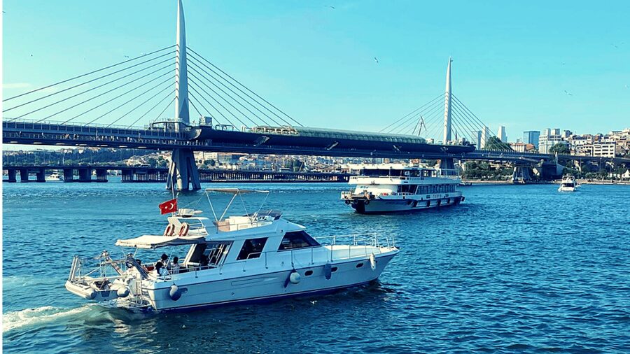 İstanbul: Bosphorus Private Yacht Cruise with Tea and Coffee - Tea, coffee, and your own picnic