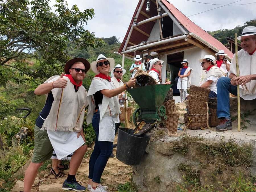 Medellín: Guatape Village with Coffee and Fruit Tasting Tour - Coffee at Finca La Rivera, from picking to tasting