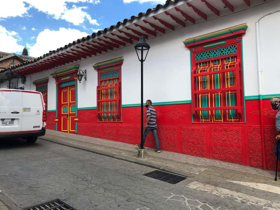Medellín: Guatape Village with Coffee and Fruit Tasting Tour - What the private format adds
