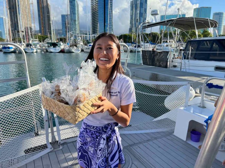Oahu: Waikiki Whale Watching Tour-Donut and Coffee Included - Hula on the return to Honolulu
