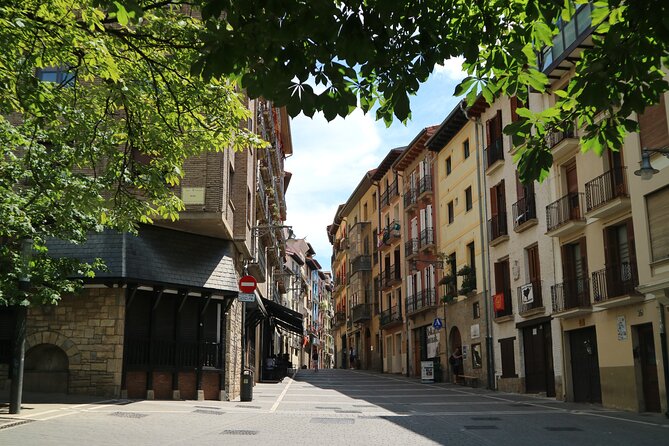 Pamplona Highlights Walking Tour with Coffee and Churros Break - Coffee, churros, and Hemingway at Café Iruña