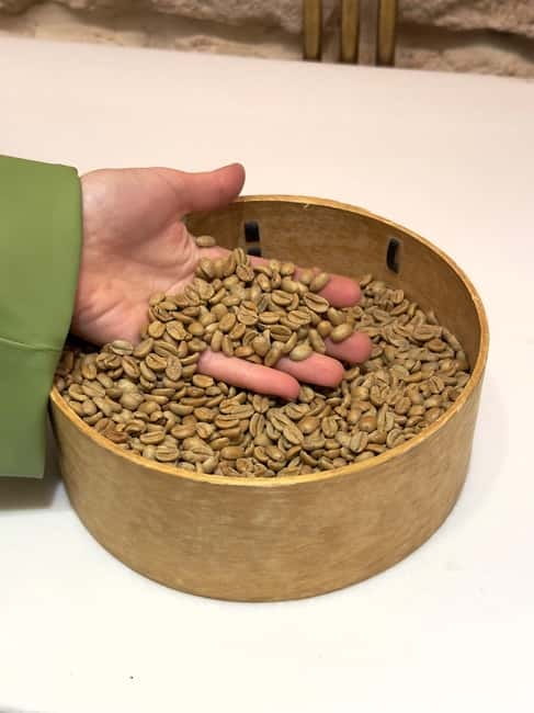 Paris: Coffee Roasting Workshop in Passage des Panoramas - Making espresso in a Paris café