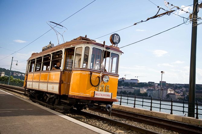 Private Budapest Walking Tour with Cake & Coffee - What the private format adds