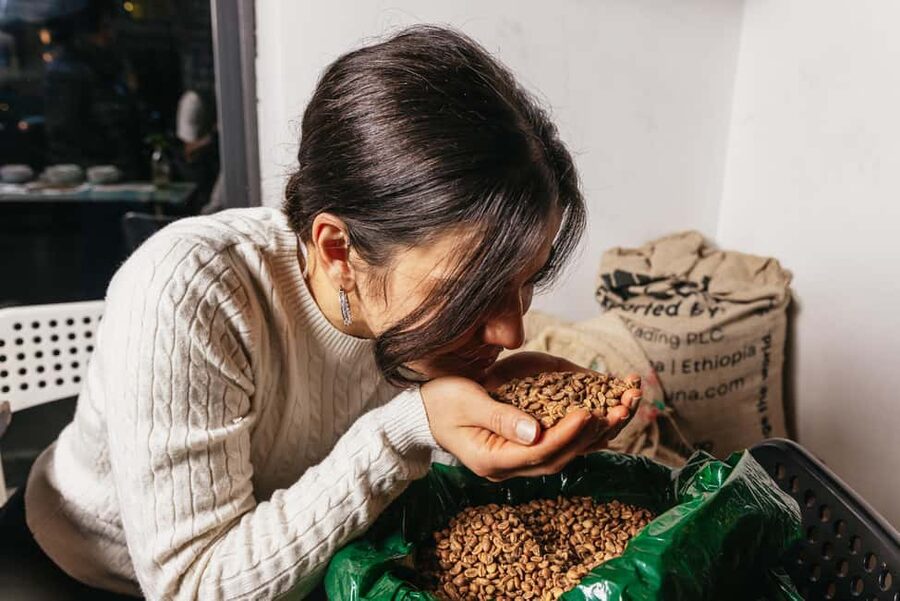 Specialty Coffee Workshop & Tasting Experience in Rome - Watching filter coffee take shape