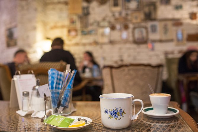 Vienna for Food Lovers: Cafés, Markets & Austrian Cuisine - The main meal: schnitzel, goulash, and Austrian comfort food